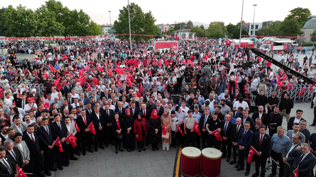 Konya'da 15 Temmuz gecesi! Kılıçarslan Meydanı'na insan seli 1